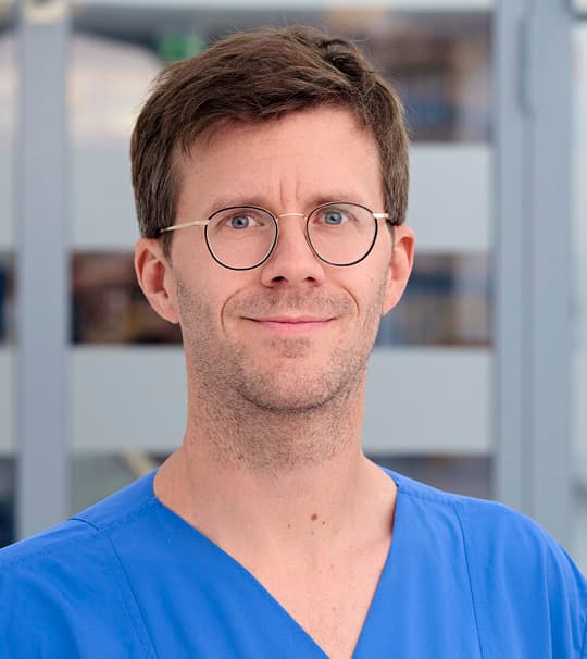 Das Bild zeigt ein Portrait von Roman Reske, Oberarzt und Facharzt für Innere Medizin und Kardiologie am Städtischen Karnkenhaus in Kiel.